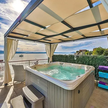 Rosemary - Seafront, Pool, Jacuzzi, Gym Casa vacanze