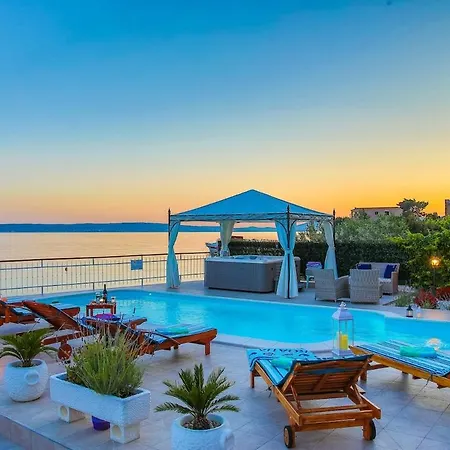 Rosemary - Seafront, Pool, Jacuzzi, Gym
