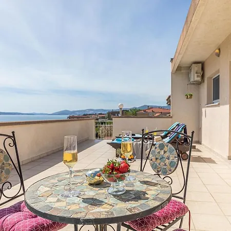 Casa vacanze Rosemary - Seafront, Pool, Jacuzzi, Gym Kaštela
