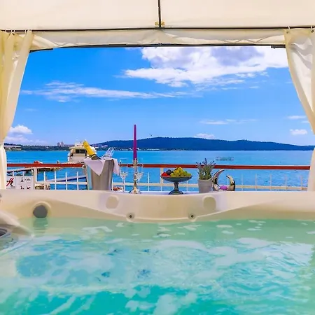 Rosemary - Seafront, Pool, Jacuzzi, Gym Каштела