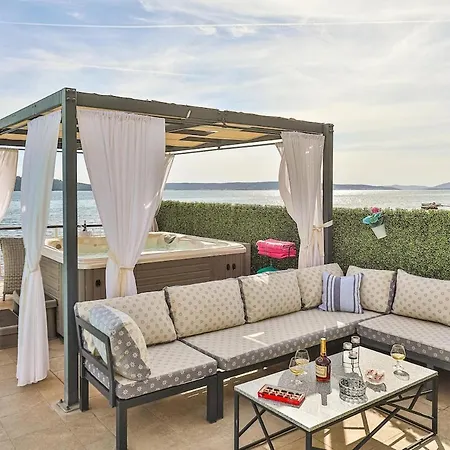 Casa vacanze Rosemary - Seafront, Pool, Jacuzzi, Gym