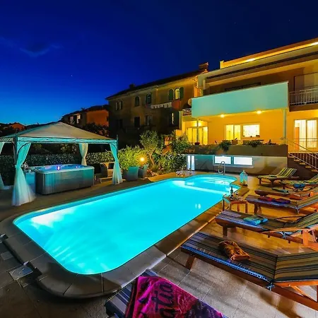 Rosemary - Seafront, Pool, Jacuzzi, Gym Casa vacanze Kaštela