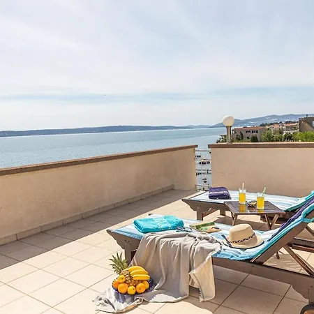 Rosemary - Seafront, Pool, Jacuzzi, Gym Каштела