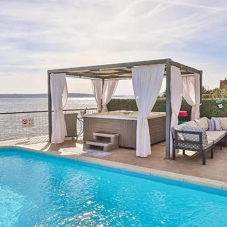 Rosemary - Seafront, Pool, Jacuzzi, Gym Casa vacanze Kaštela
