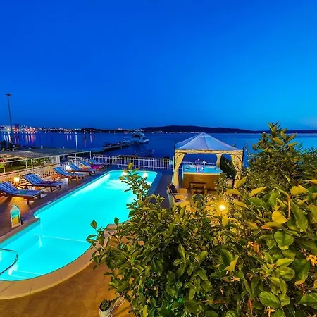 Rosemary - Seafront, Pool, Jacuzzi, Gym * Каштела