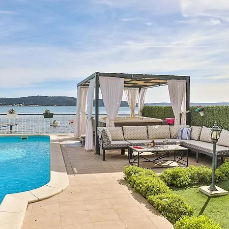 Rosemary - Seafront, Pool, Jacuzzi, Gym * Каштела