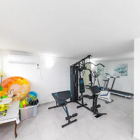 Rosemary - Seafront, Pool, Jacuzzi, Gym Kaštela