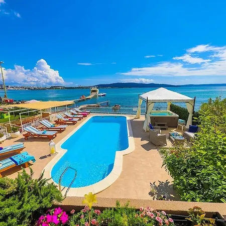 Rosemary - Seafront, Pool, Jacuzzi, Gym