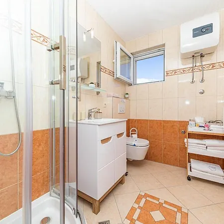 Rosemary - Seafront, Pool, Jacuzzi, Gym * Каштела